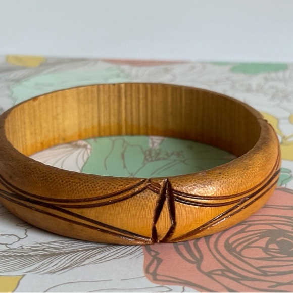 Carved Wooden Bangle Bracelet w starburst - Picture 6 of 6